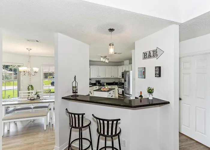 Warm And Inviting 4br Home, Perfect For Families *