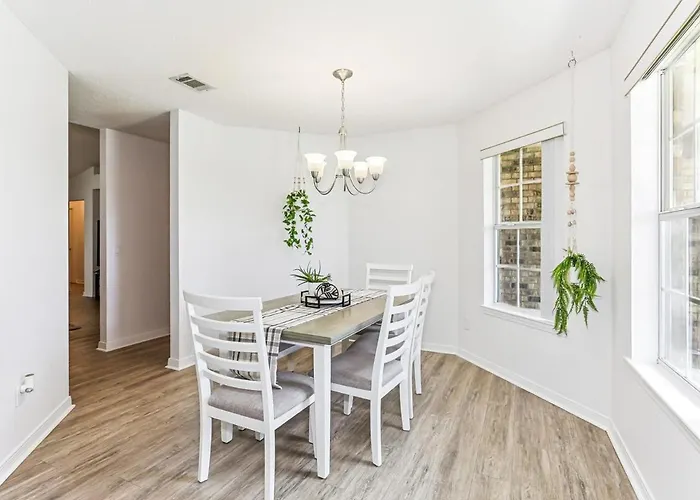 Warm And Inviting 4br Home, Perfect For Families Holiday home *
