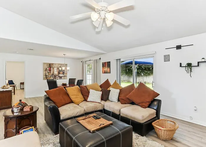 Holiday home Warm And Inviting 4br Home, Perfect For Families